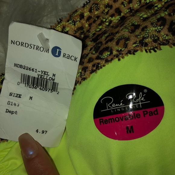 ☘️🐆 2 piece bandeau top w/ white pleated skirt - Picture 5 of 7